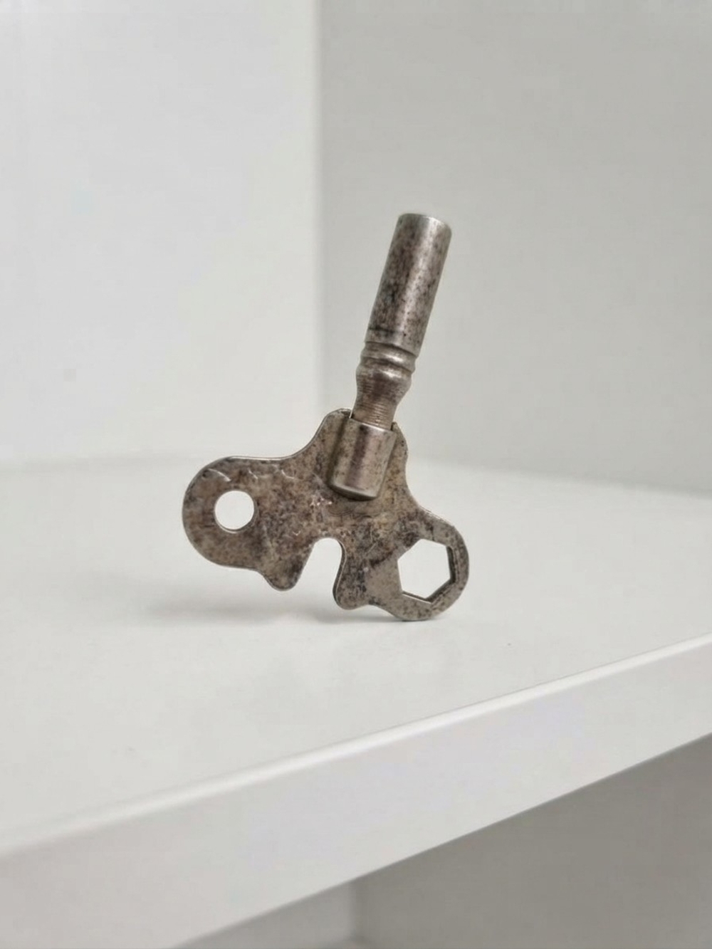 Vintage Size 8 Clock Winding Key (0432M)